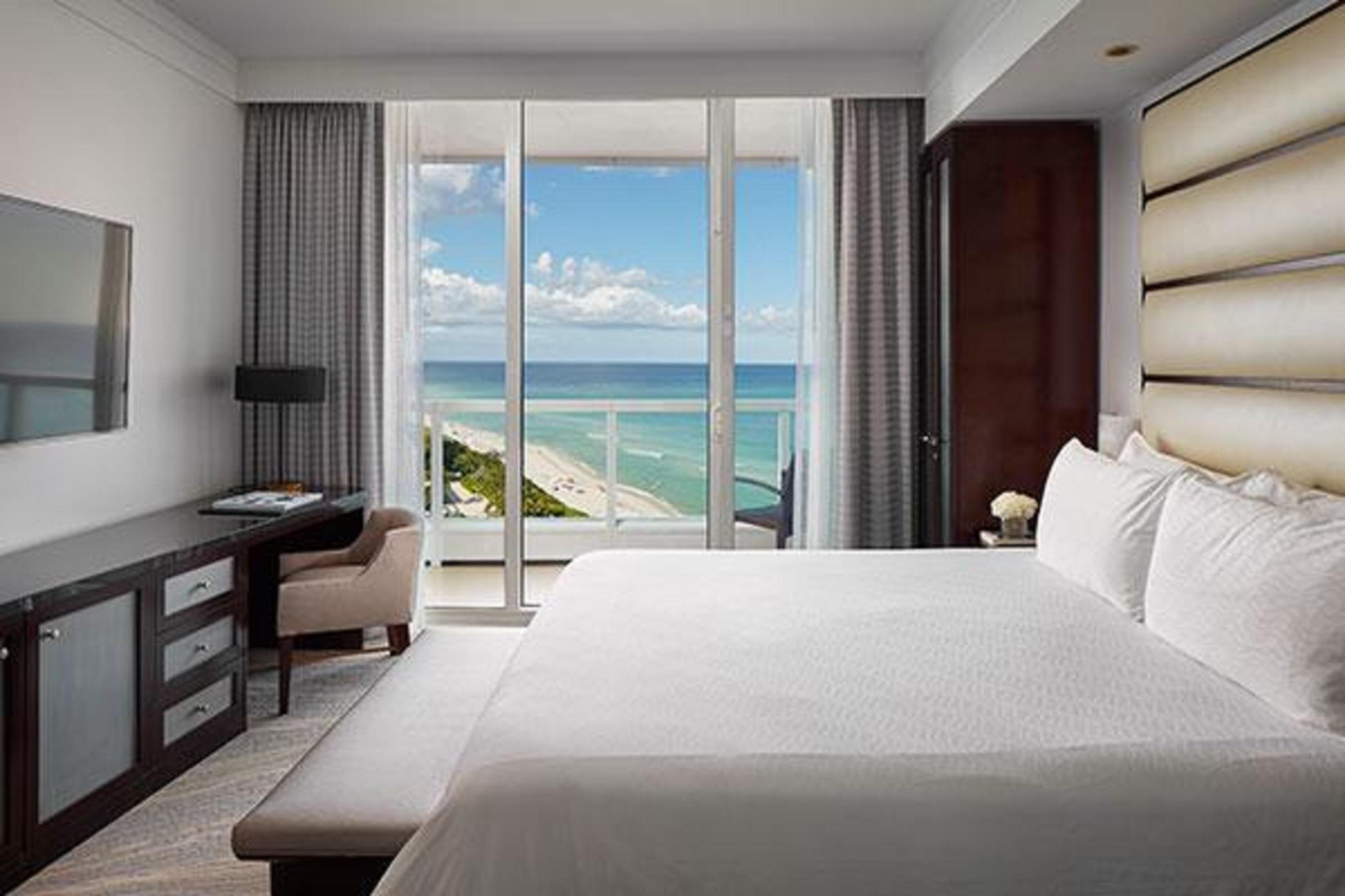 퐁텐블로 마이애미 비치 호텔 외부 사진 A bedroom at the Four Seasons Hotel Miami