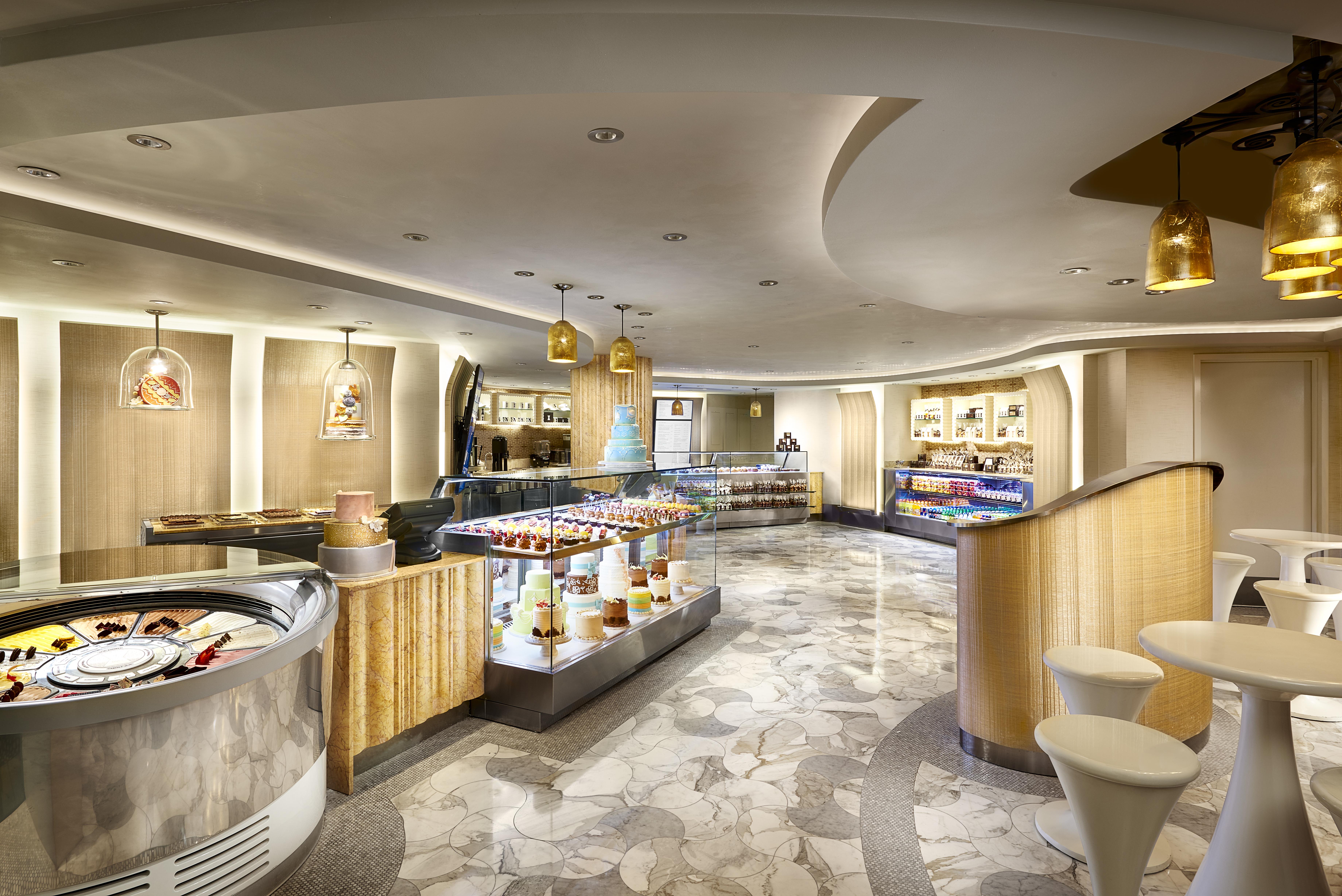 퐁텐블로 마이애미 비치 호텔 외부 사진 The interior of the pastry shop