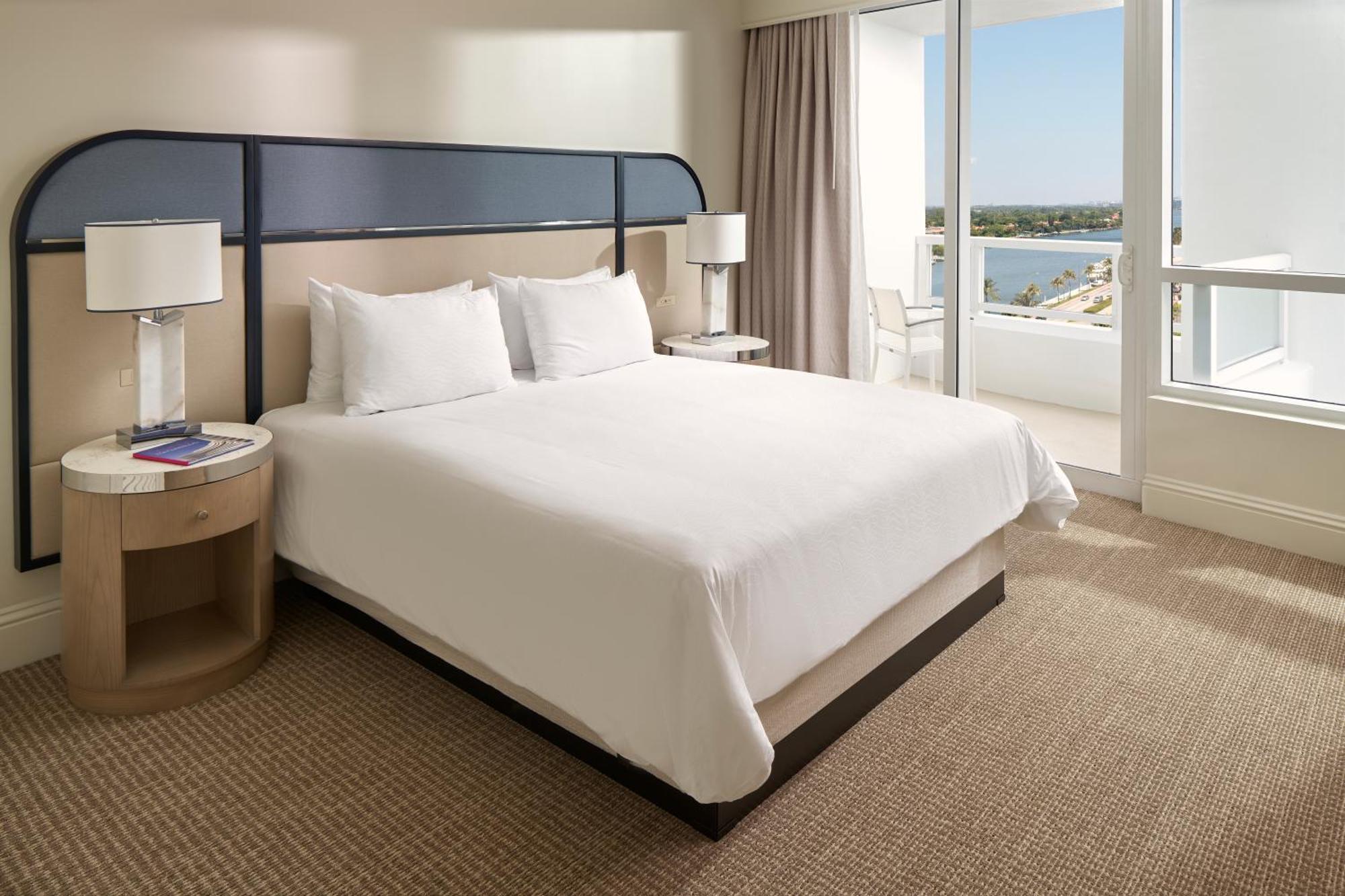 퐁텐블로 마이애미 비치 호텔 외부 사진 A bedroom at the Hilton San Diego Bayfront