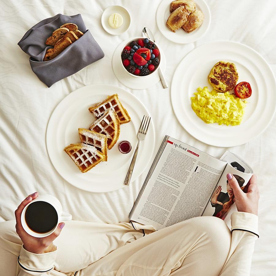 퐁텐블로 마이애미 비치 호텔 외부 사진 A breakfast in bed